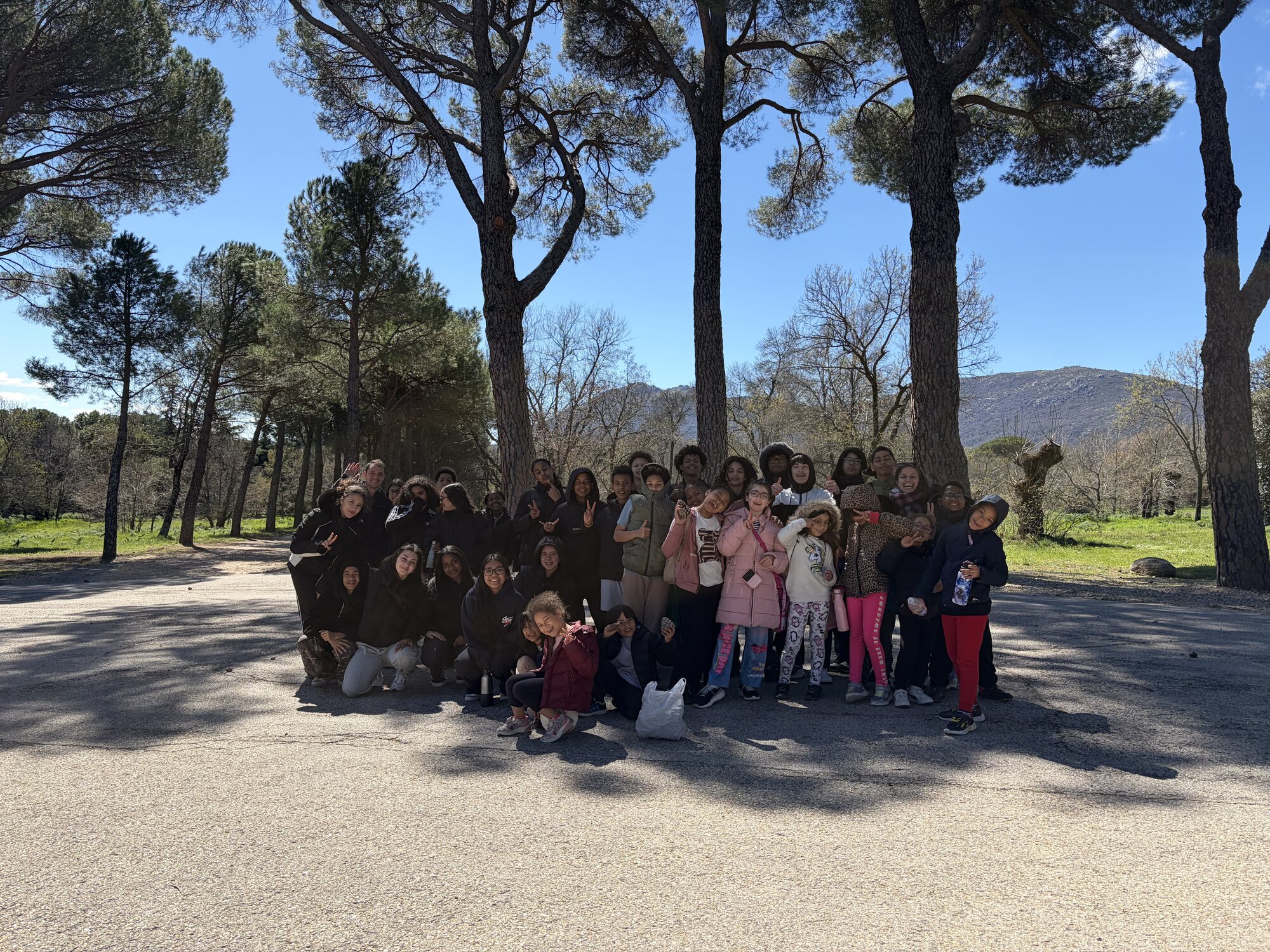 Grupo de jóvenes y voluntarios de Jaire en una salida al campo