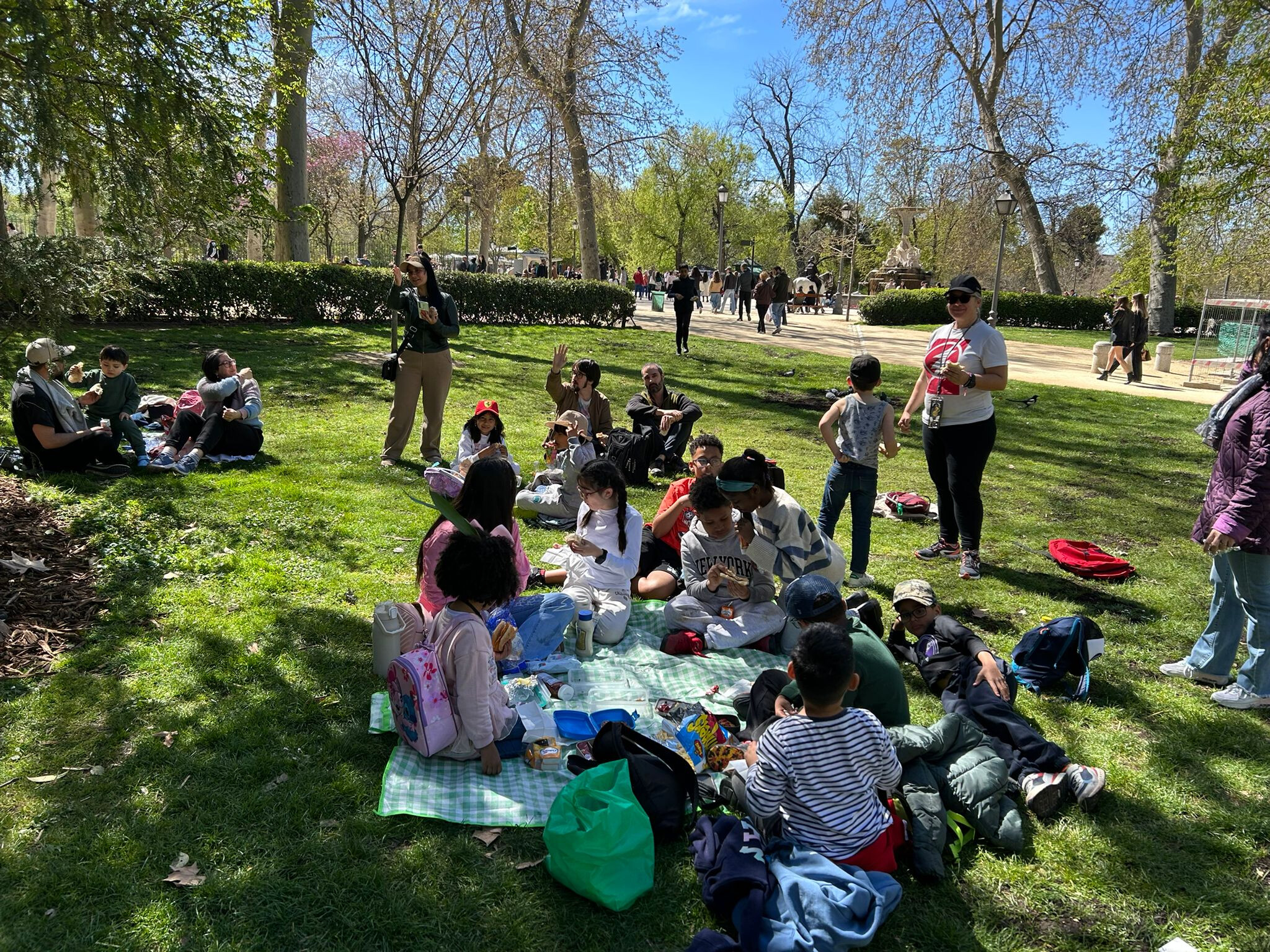 Niños, niñas y familias de Jaire en un picnic en el parque